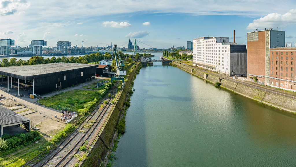 Blick auf den Deutzer Hafen aus der Vogelperspektive