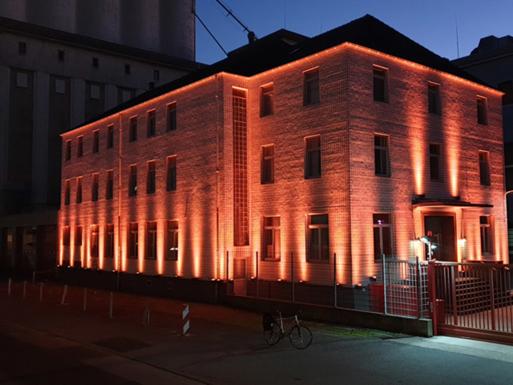 Verwaltungsgebäude im Deutzer Hafen am Abend