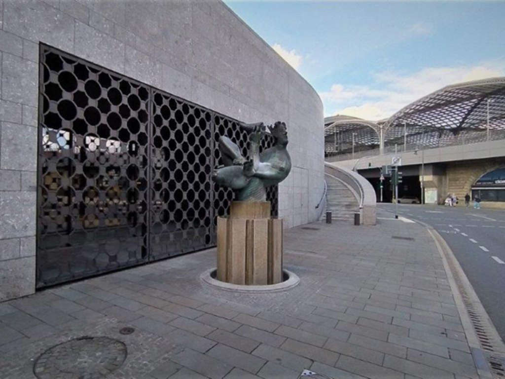 Dionysos-Brunnen vor dem Baptisterium