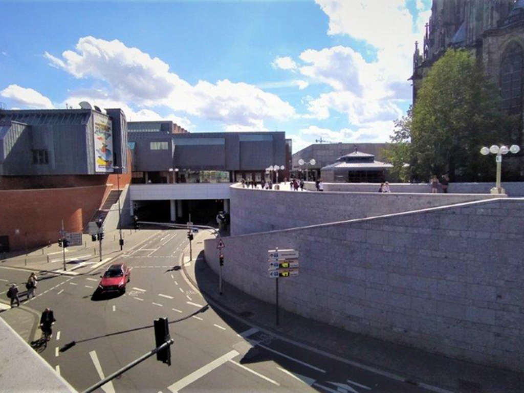Blick in Richtung Museum Ludwig auf neuen Domsockel und Tunnel "Am Domhof"
