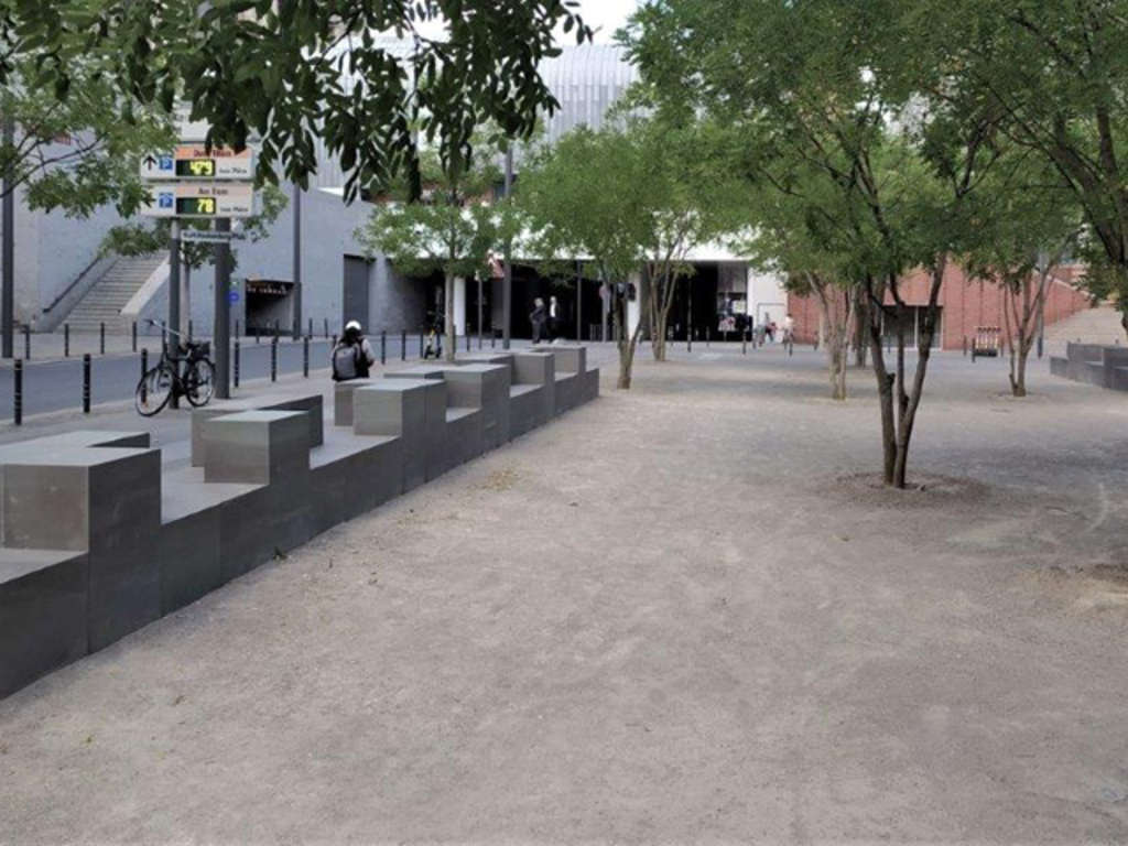 Blick aus südlicher Richtung auf den Kurt-Hackenberg-Platz