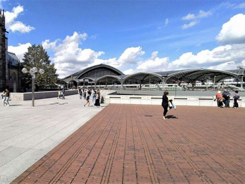 Blick vom Museum Ludwig in Richtung Hauptbahnhof über neu gestaltete "Domebene"