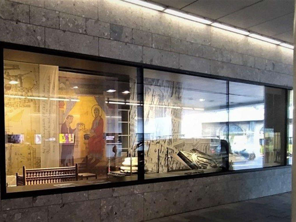 Schaufensterfläche der Dombauhütte im Tunnel