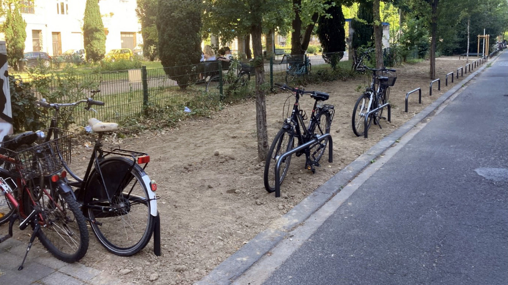 Neue Fahrradbügel entlang der Platzfläche zwischen den Bäumen