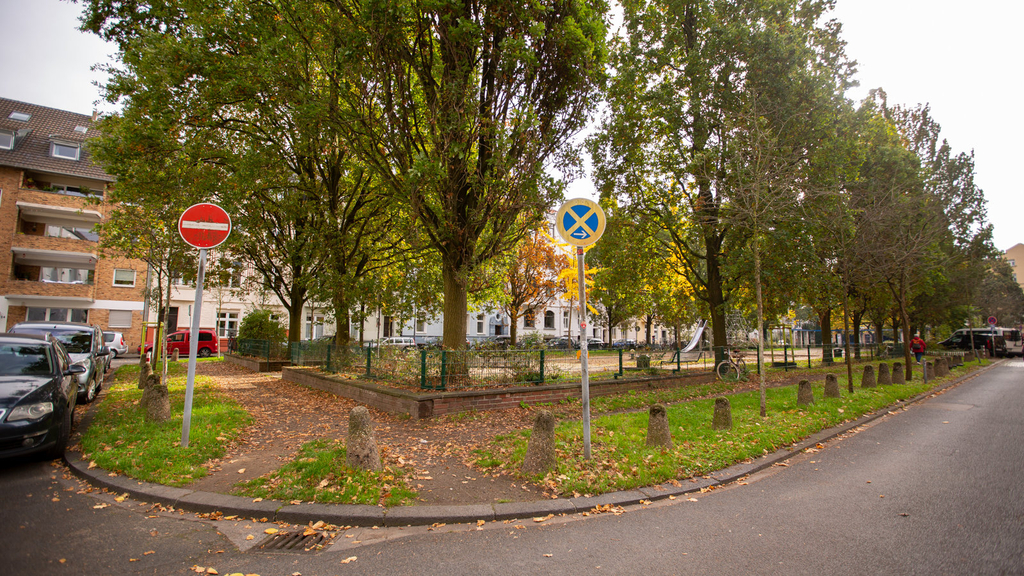 Die äußere Parkfläche um den Platz herum ist mit Beton-Pollern abgegrenzt.