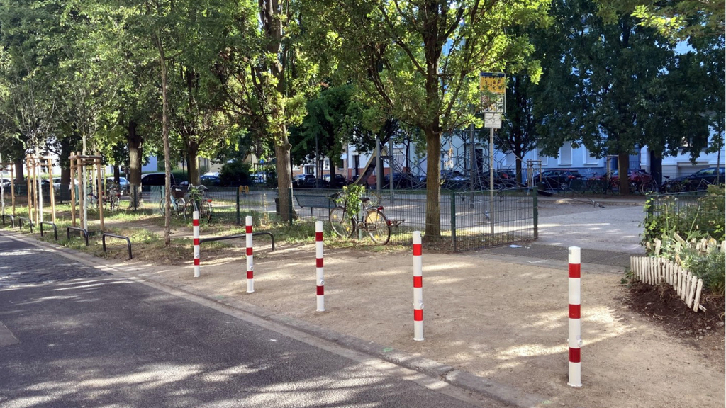 Neue Poller entlang der Platzfläche