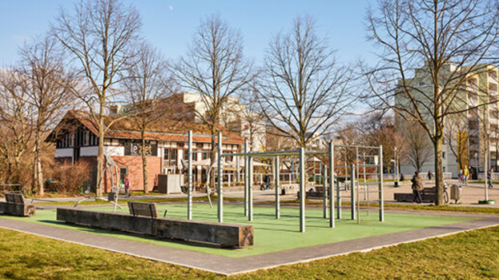 Outdoor Gym zwischen Oxforder und Lyoner Passage, Link auf Lebenswertes Chorweiler - Ein Zentrum im Wandel