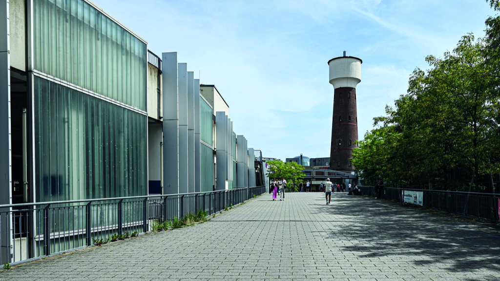 Kalker Hauptstraße mit Wasserturm im Hintergrund