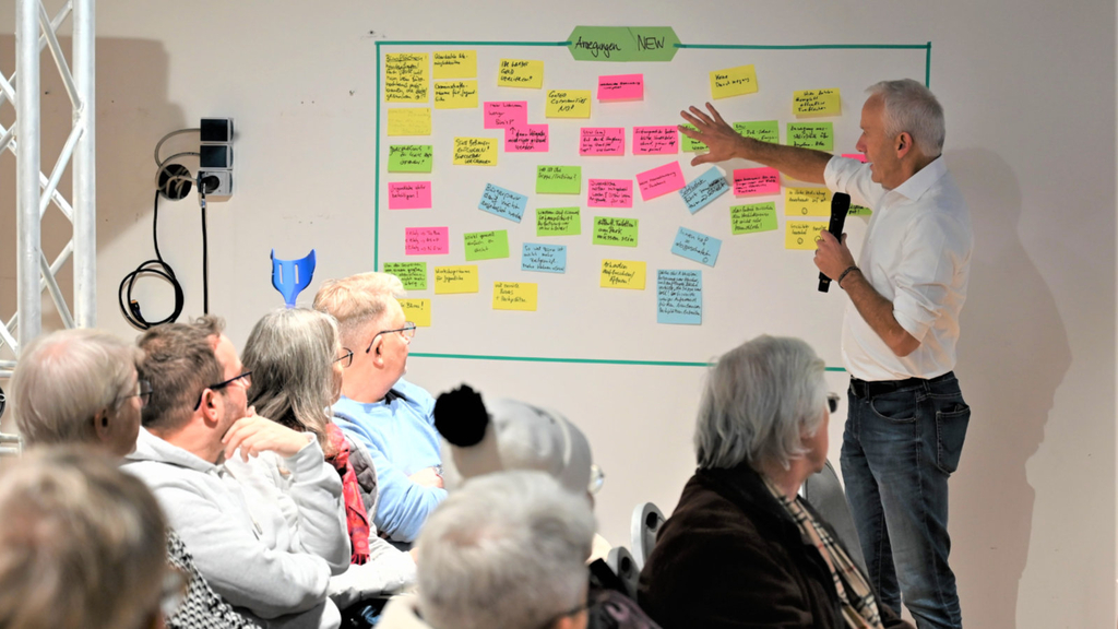 Hermann Ulrich erläutert die von den Bürger*innen gesammelten Anregungen zu den Planungskonzepten.