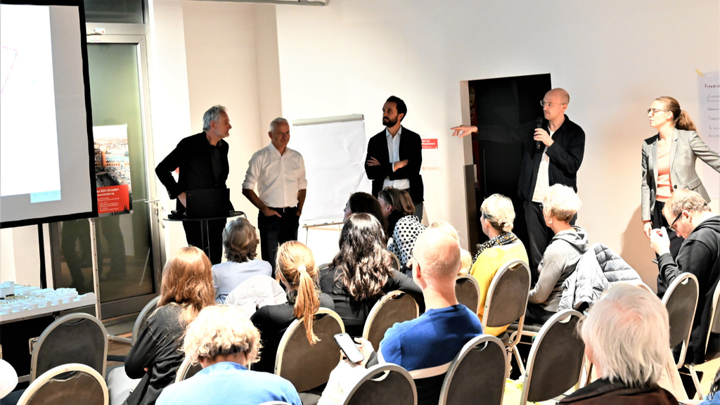 Das Siegerteam stellt seine Entwürfe vor.