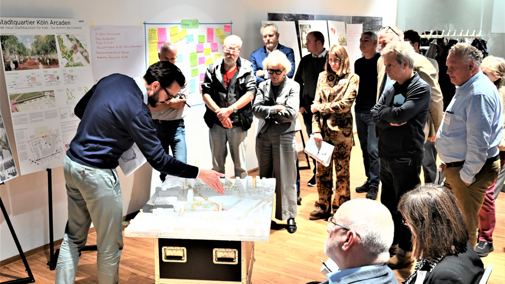 Das Empfehlungsgremium berät und diskutiert über die eingereichten Arbeiten.