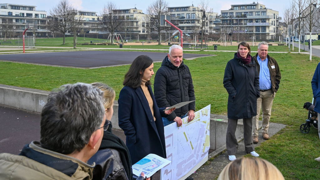Mitarbeitende der Stadt Köln, des Investors und der Planungsteams erläutern das Plangebiet bei der Ortsbegehung
