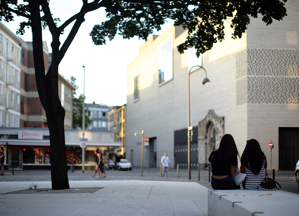 Fotoaufnahme des L.-Fritz-Gruber-Platzes mit Sankt Kolumba und E