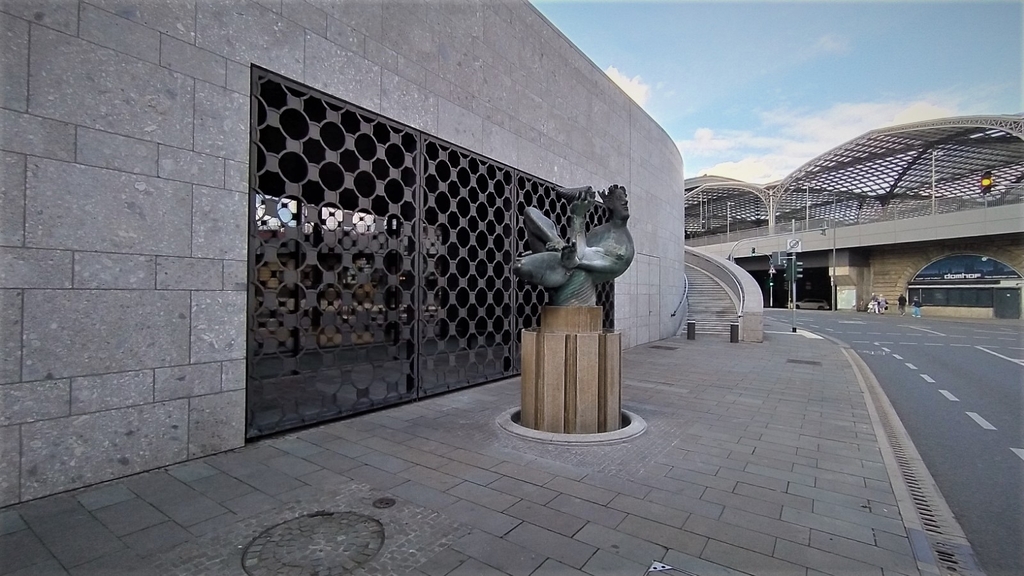 Straßenansicht an der Domumgebung Ost