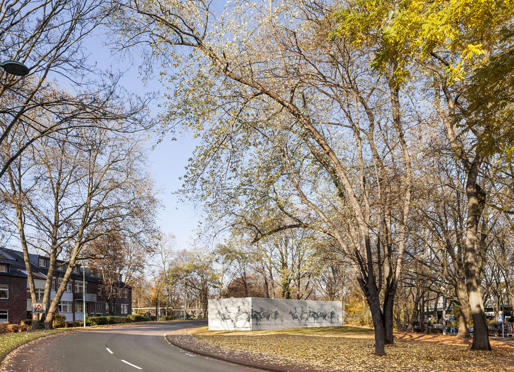 Blick aus der Vogelperspektive auf die Auffahrt zur Severinsbrücke linksrheinisch in Höhe der Straße Im Sionstal.