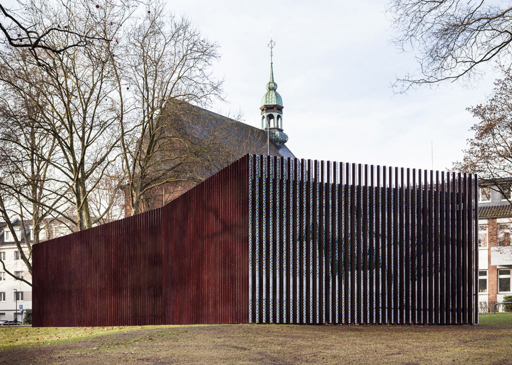 Sicht auf die Außenfassade des Unterwerks Im Sionstal mit der Kirche Sankt Gregorius im Elend