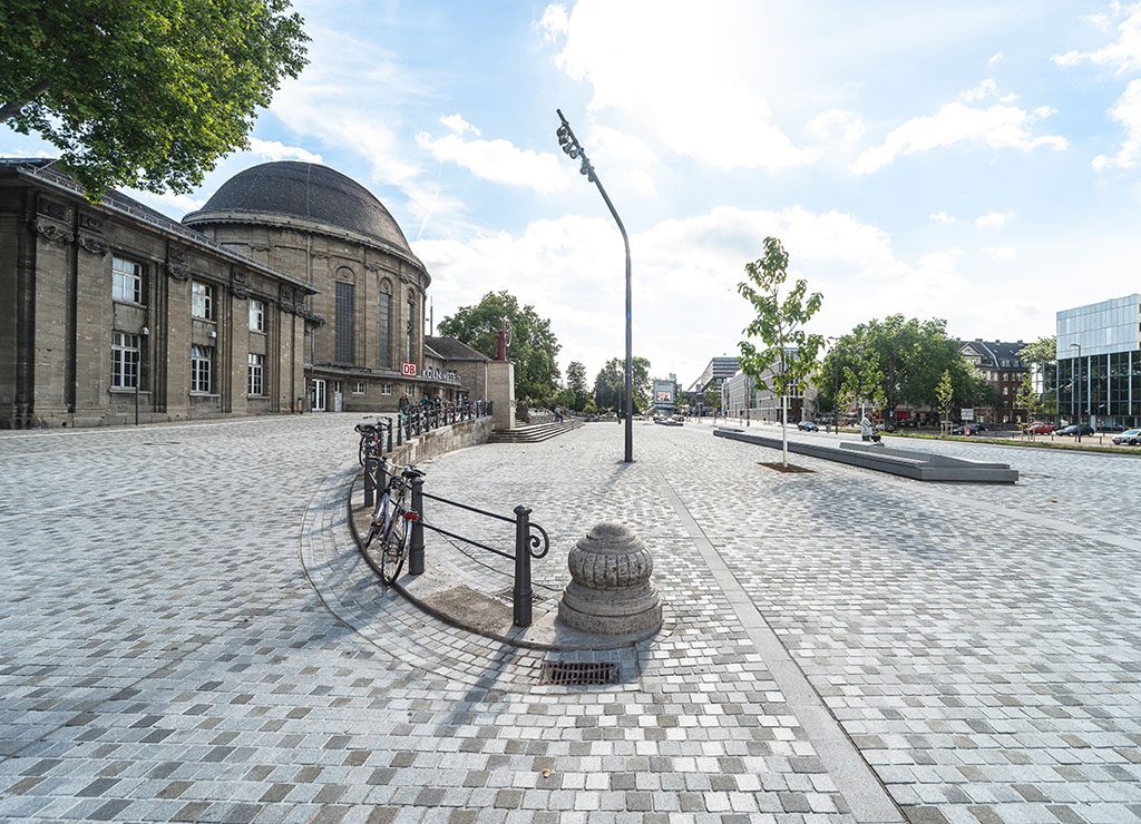 Blick auf die Eingangsrampe am Bahnhof Deutz