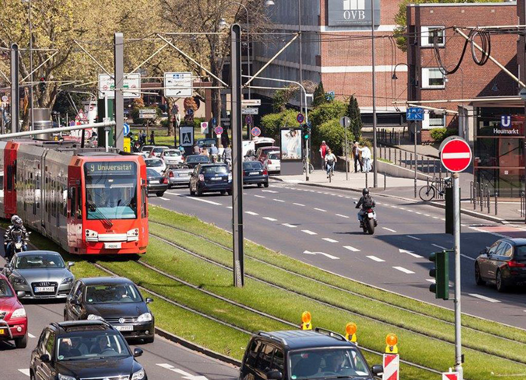 Gleisanlage im Bereich der Pipinstraße mit Rasen, der als Untergrund verlegt wurde