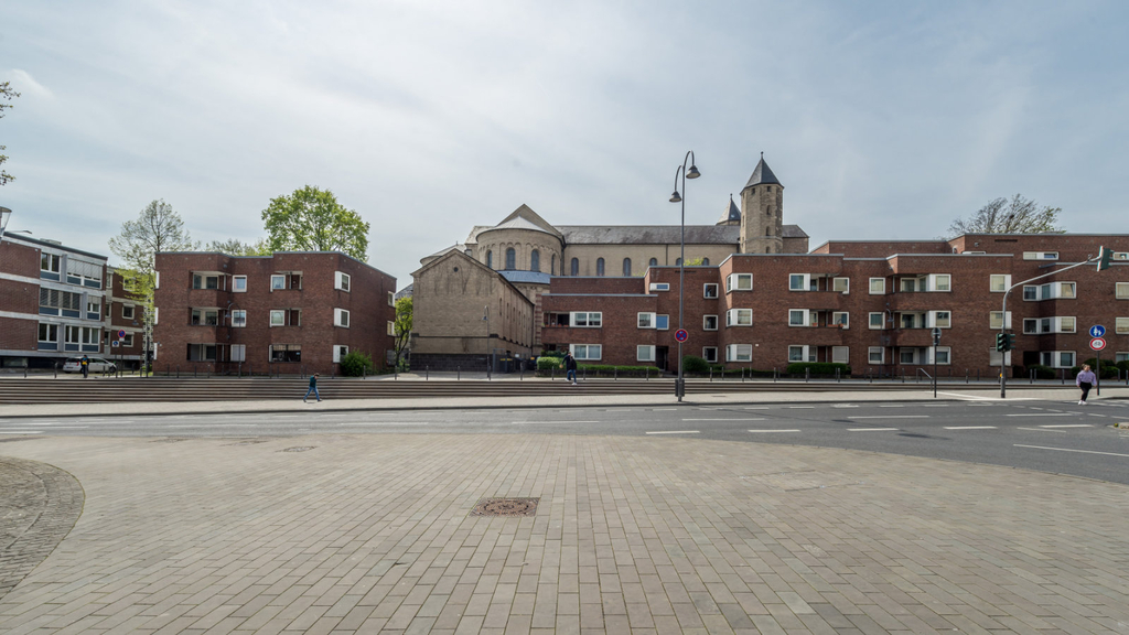 Frontansicht der neuen Freitreppe an Sankt Maria im Kapitol