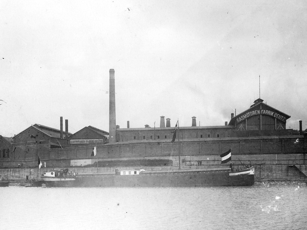 Historische Rheinansicht mit Gebäudesilhouette und Möhringhall