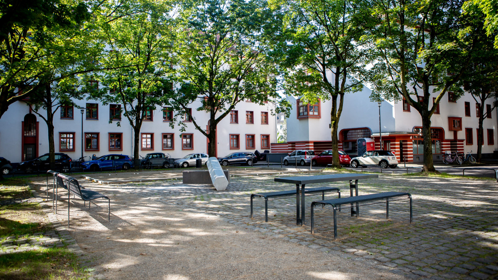 Ansicht des Naumannplatzes mit den neuen Sitzelement nach Fertigstellung der Umgestaltung, Link auf Umgestaltung des Naumannplatzes - Stadt Köln