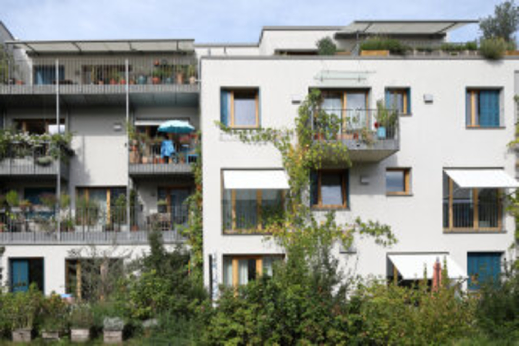 Viergeschossiges Wohngebäude mit begrünten Balkonen, Link auf Die Wohnungsbauleitstelle – WBL - Stadt Köln