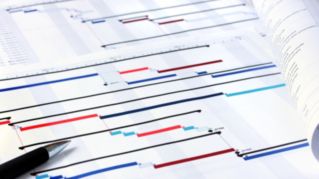 Kugelschreiber liegt auf grafischen Darstellungen zum Prozessmanagement