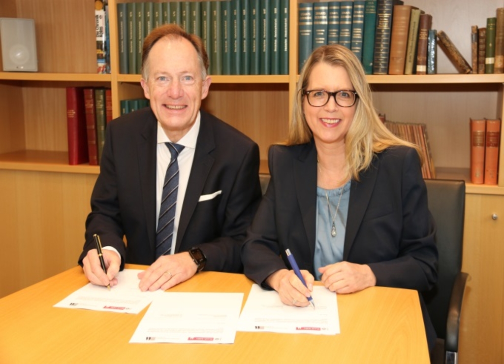 Dr. Ortwin Weltrich und Verkehrsdezernentin Andrea Blome bei der Unterzeichnung