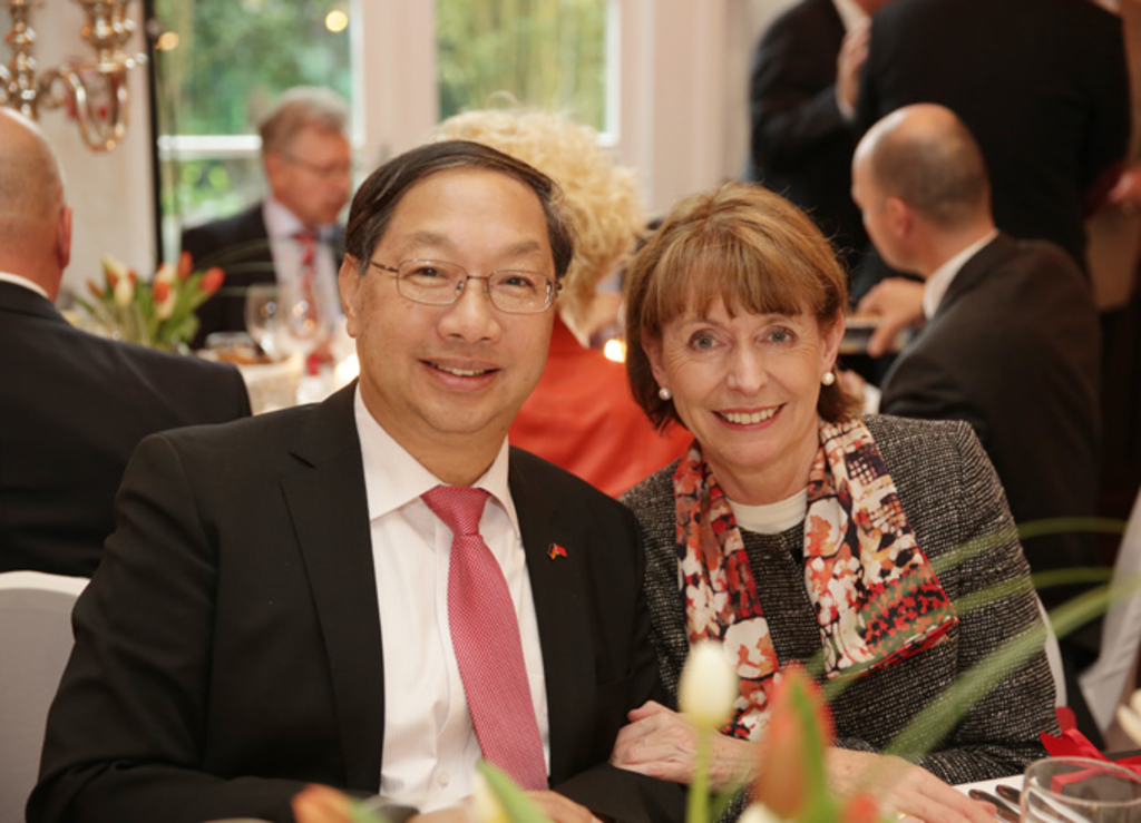 Oberbürgermeisterin Henriette Reker mit dem chinesischen Botschafter in der Bundesrepublik Deutschland, S.E. SHI Mingde