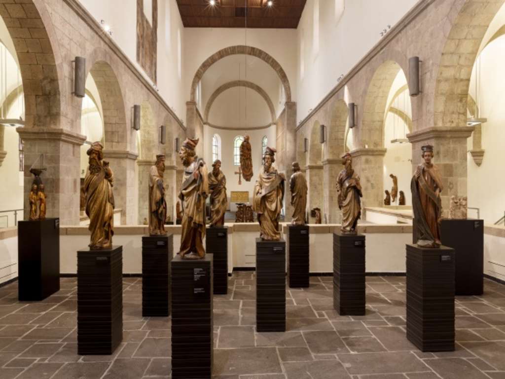 9 Statuen auf Sockeln