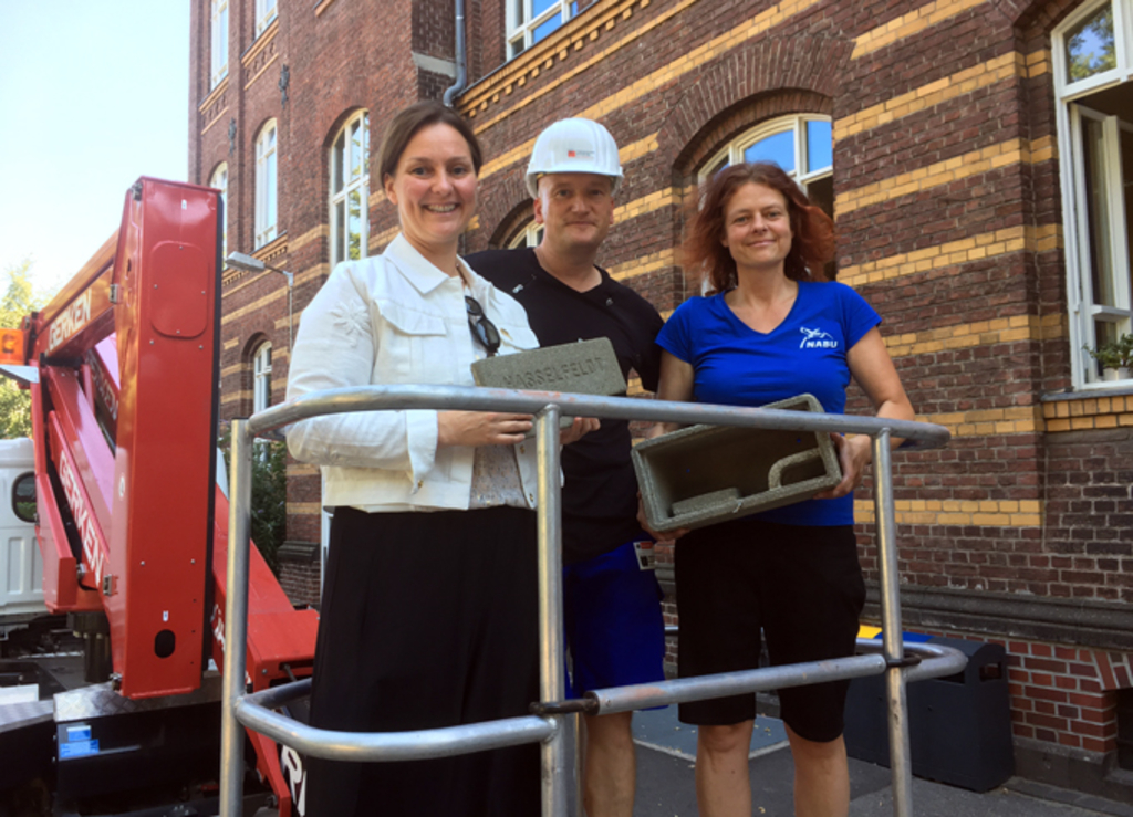 Von links nach rechts: Astrid Schüßler, Objektmanagement Gebäudewirtschaft, Michael Igler, Werkstatt Gebäudewirtschaft, und Birgit Röttering, NABU Stadtverband Köln