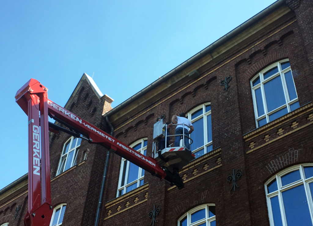 Installation an der Schulfassade Auguststraße