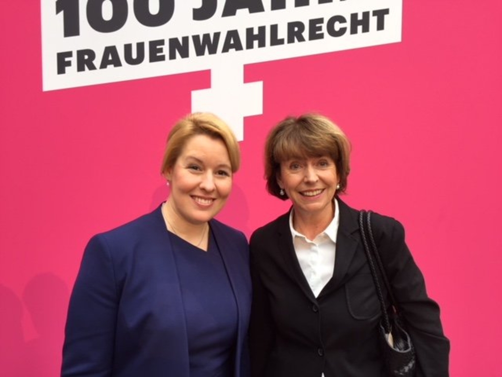 OB Henriette Reker mit Frauenministerin Franziska Giffey beim Festakt 100 Jahre Frauenwahlrecht in Berlin