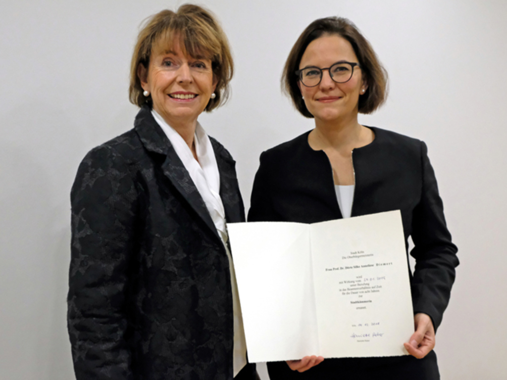 OB Henriette Reker händigt Dr. Dörte Diemert ihre Ernennungsurkunde aus