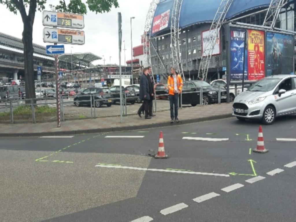 Gefahrenstelle abgtesperrt am Konrad-Adenauer-Ufer