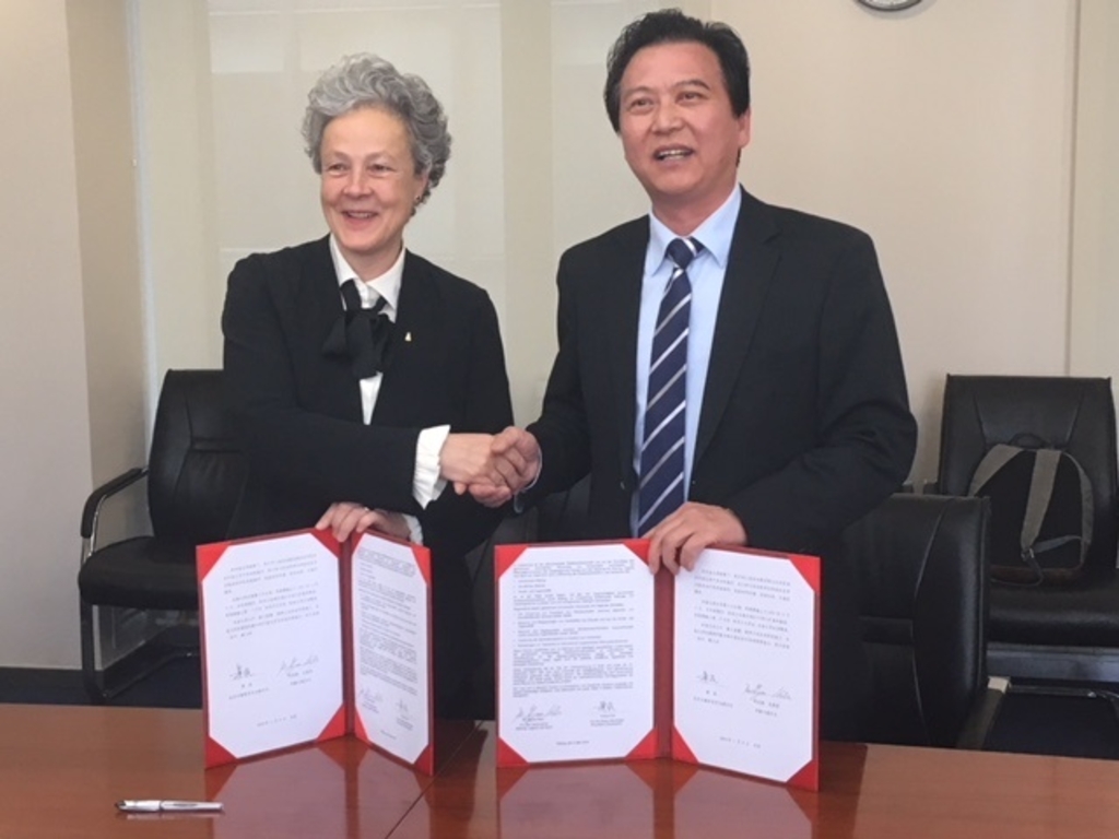 Kölner Bildungsdezernentin Dr. Agnes Klein und den Leiter der Bildungskommission der Stadtregierung Peking Herr Liu Yuhui.