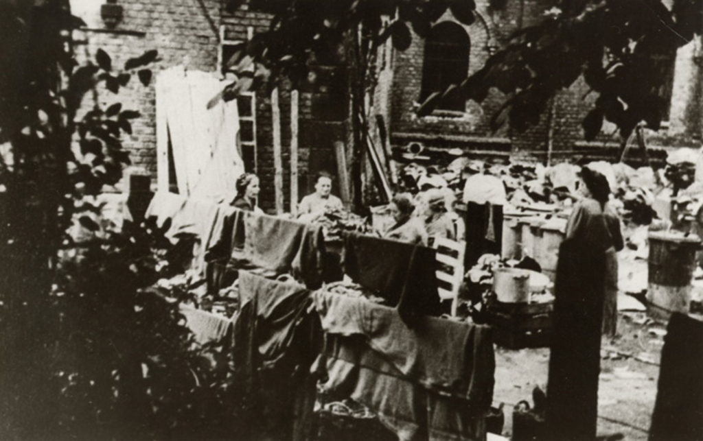 Jüdische Internierte im Deportationslager Köln-Müngersdorf zwisc