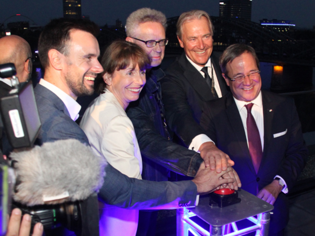von links: gamescom-Chef Felix Falk, Oberbürgermeisterin Henriette Reker, Lichtkünstler Michael Batz, Koelnmesse-Chef Gerald Böse und Ministerpräsident Armin Laschet
