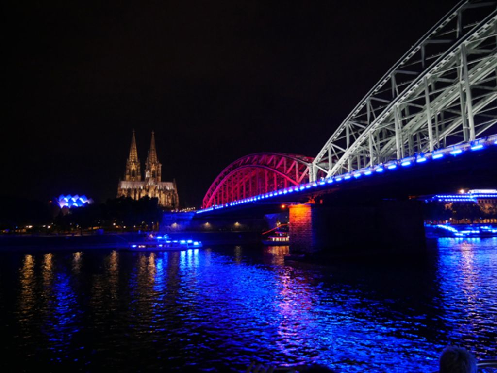 Lichtkunstaktion "LIGHT IT UP" zum 10-jährigen Bestehen der gamescom mit illuminierter Philharmonie, Dom und Hohenzollernbrücke