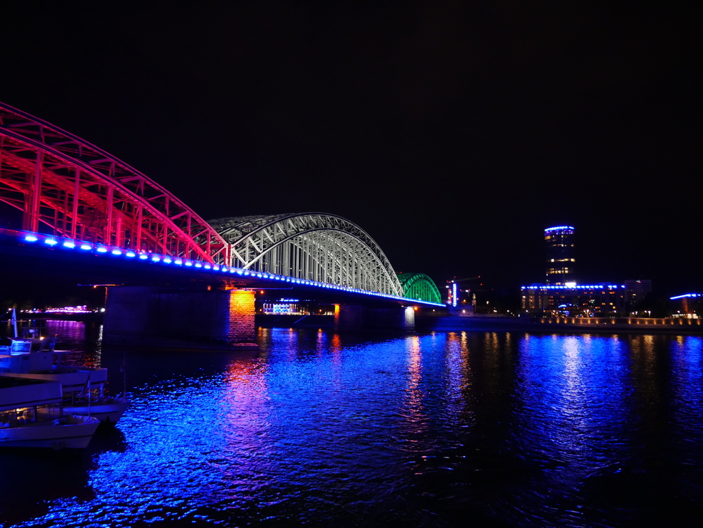 Lichtkunstaktion Light-it-up zum 10-jährigen Bestehen der gamescom mit illuminierter Hohenzollernbrücke und Messe