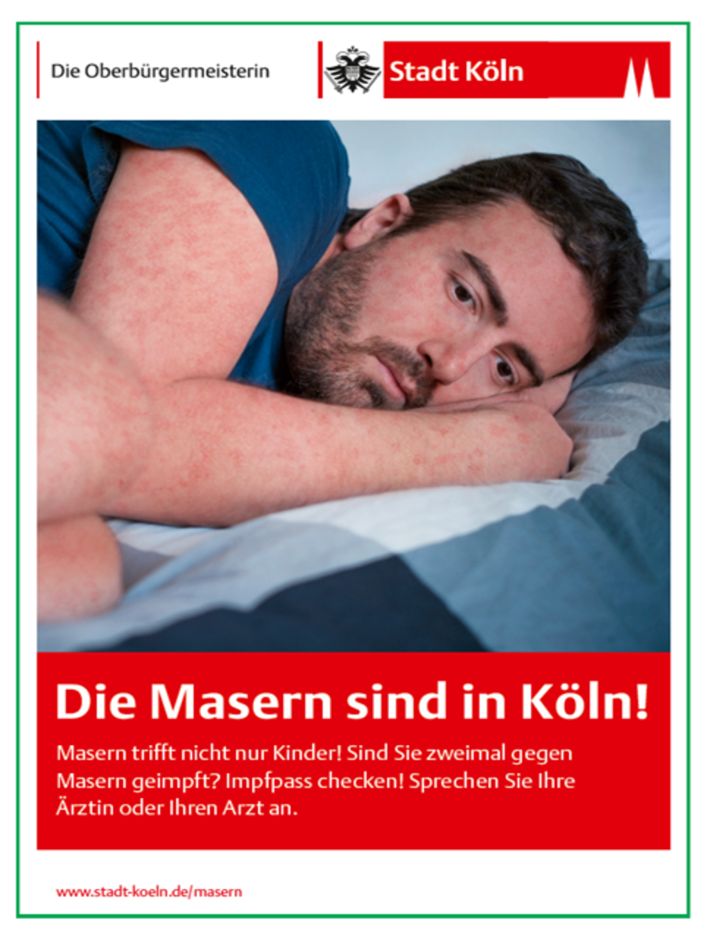 Mann liegt mit Masern im Bett