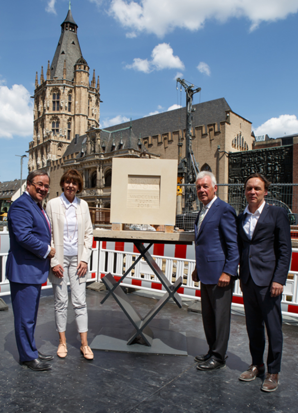 Von links nach rechts: Ministerpräsident Armin Laschet, Oberbürgermeisterin Henriette Reker, Professor Jürgen Wilhelm und Professor Wolfgang Lorch am Grundstein