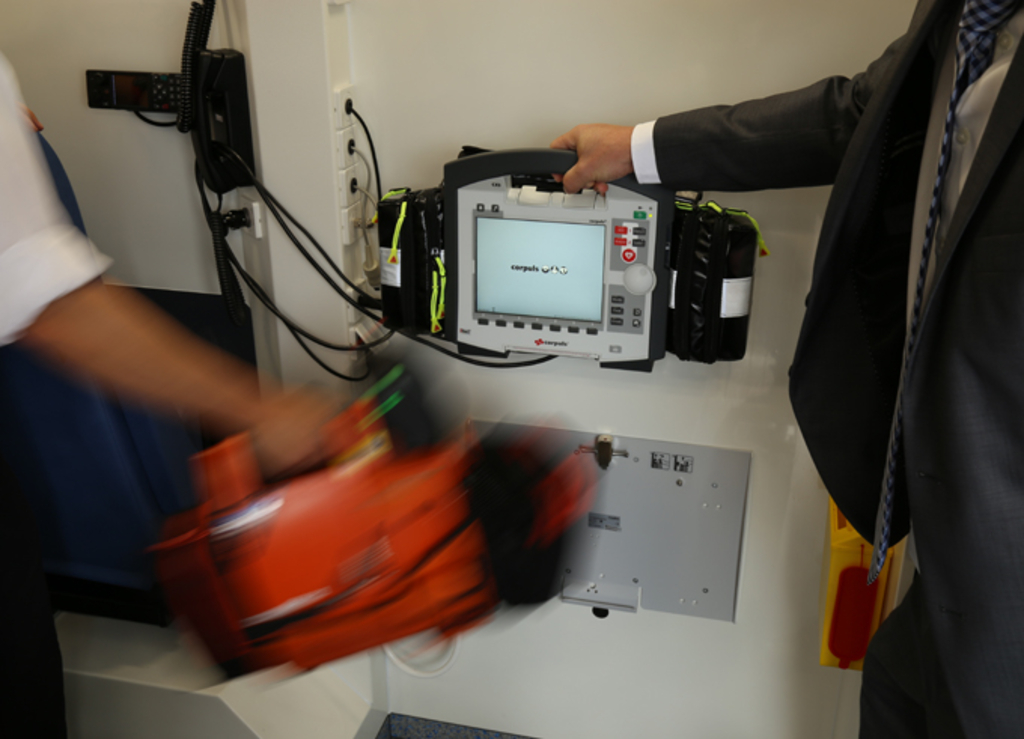 Gerätetausch in einem Rettungswagen