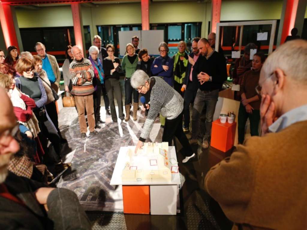 Teilnehmerinnen und Teilnehmer beim finalen Plenum zur Ideenschmiede für den Petershof