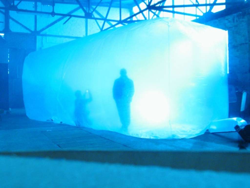 FAR OFF auf dem Ebertplatz: 2 Personen in blauem Nebel in einem durchsichtigen, aufblasbaren Raum, genant Pneu