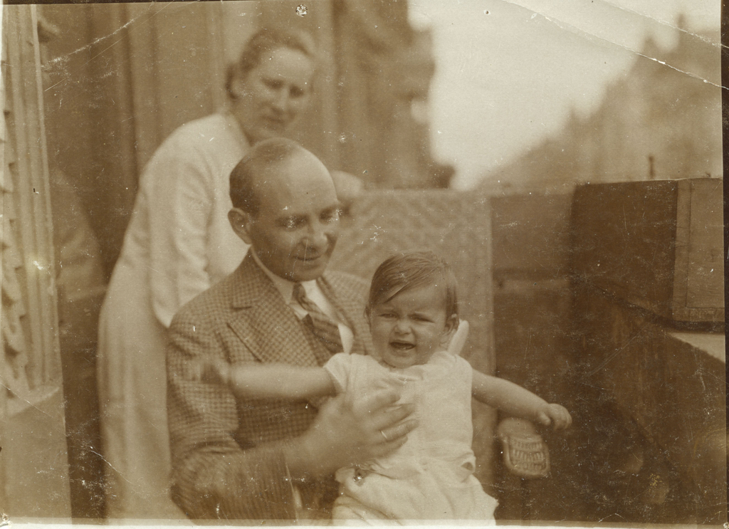 Otto Schloss mit Tochter Marianne auf dem Balkon des Hauses Roonstraße 31 in Köln