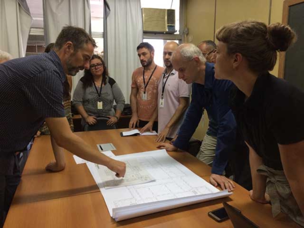 Das beigefügte Foto zeigt das Bergungsteam. Der lange Herr mit dem blauen Hemd ist der Leiter des Museums, Professor Alexander Kellner, die Dame mit grauem Shirt und langen lockigen Haaren die Bergungskoordinatorin und vorherige Leiterin des Museums Claudia Rodrigues Carvalho.