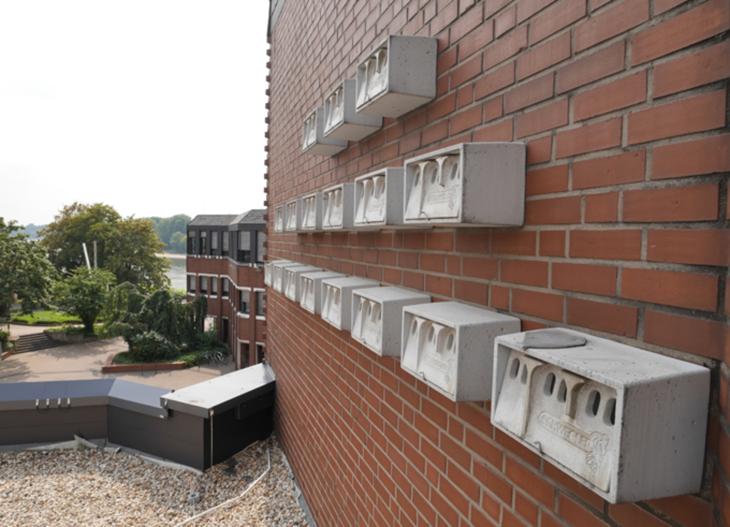 Nistkästen an der Fassade des Bezirksrathauses Porz