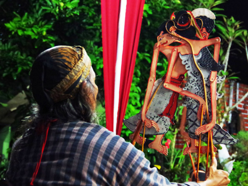 Indonesischer Puppenspieler bei einer Aufführung