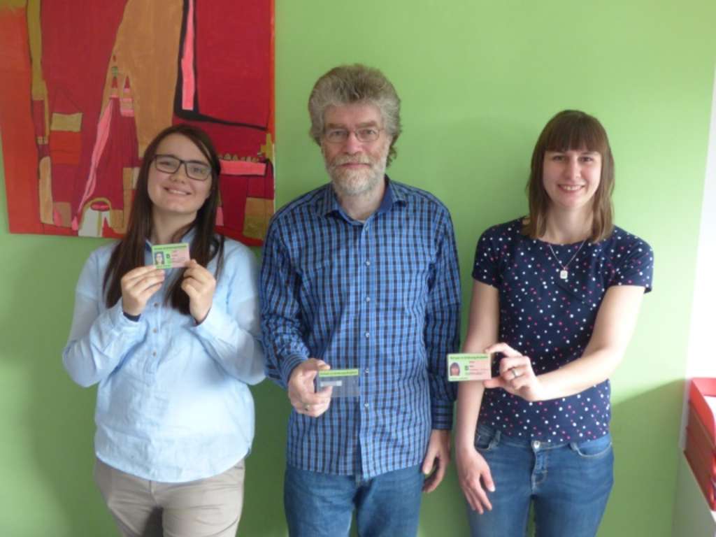 Schwer in Ordnung Ausweisübergabe